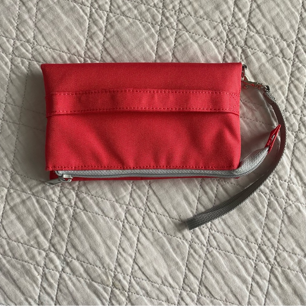 KAVU Clutch-n-Go Purse Strawberry Wrist Wallet - Picture 2 of 6